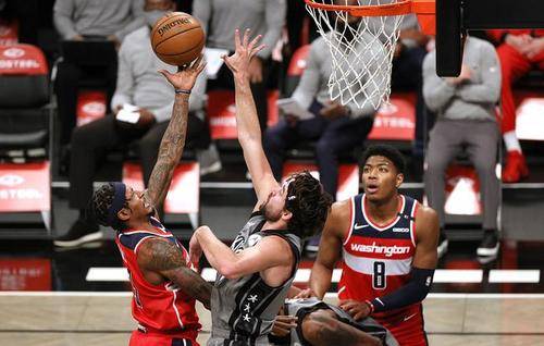  波尔津吉斯高效发挥奇才击败公牛扭转连败局面